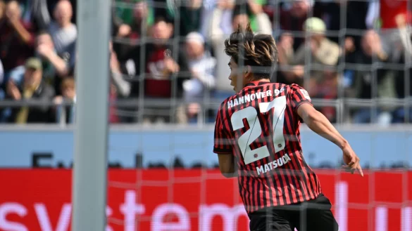 Hayate Matsuda von Hannover 96 feiert sein Tor zum 1:0 gegen Magdeburg. - © Swen Pförtner/dpa