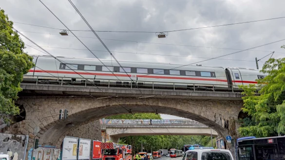 Viel Geduld mussten Fahrgäste eines liegengebliebenen ICEs haben, der am Montag in Köln strandete: Die letzten Fahrgäste konnten den Zug erst nach fünf Stunden und 20 Minuten verlassen. - © Daniel Evers/dpa