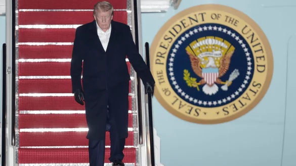 Trump droht mit neuen Zöllen. (Archivbild) - © Luis M. Alvarez/FR596 AP/AP/dpa