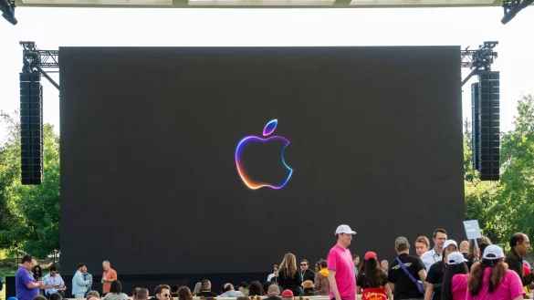 Apple bewarb auch die neuen iPhones mit KI-Funktionen. (Archivbild) - © Andrej Sokolow/dpa