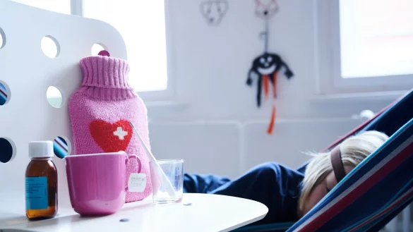 Gesetzlich versicherte Eltern haben Anspruch auf Kinderkrankengeld, wenn sie ihr erkranktes Kind betreuen m&uuml;ssen. - &copy; Annette Riedl/dpa/dpa-tmn