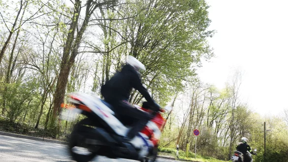Zu Beginn der Motorradsaison werden am Wochenende viele Biker auf den Straßen erwartet. (Symbolbild) - © Roland Weihrauch/dpa