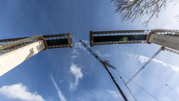 Gestern fehlten noch einige Meter, nun ist die Verbindung wieder herstellt: Bis man die Rahmede-Talbrücke auch wieder befahren kann, dauert es noch ein gutes Jahr. - © Dieter Menne/dpa