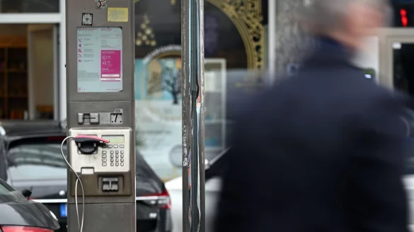 Ein defekter &ouml;ffentlicher Fernsprecher steht am Rande des Weges. (Archivbild) - &copy; Federico Gambarini/dpa