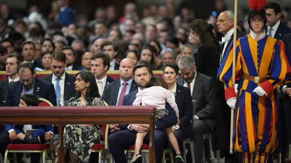 Mit der Tochter auf dem Schoß besuchte JD Vance einen Gottesdienst im Petersdom. - © Alessandra Tarantino/AP/dpa
