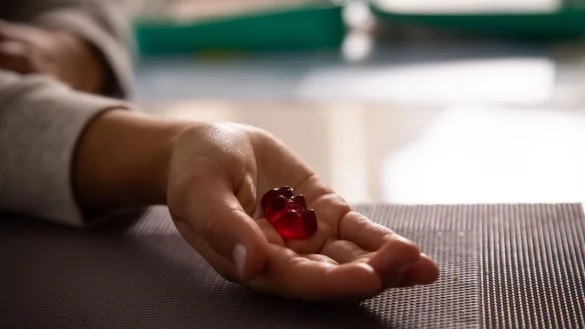 Nahrungsergänzungsmittel für Kinder sehen oft aus wie Gummibärchen. Stiftung Warentest hat 18 Präparate untersucht - «überflüssig sind alle». - © Christin Klose/dpa-tmn