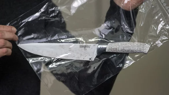 Tatverdächtige bei Messerattacken sind überwiegend erwachsene Männer. (Symbolfoto) - © Federico Gambarini/dpa