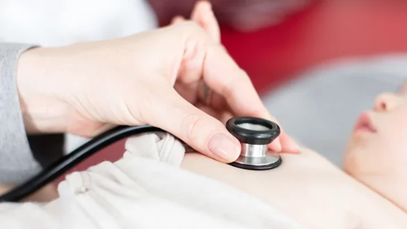 Betrifft vor allem Kinder im Säuglingsalter: Keuchhustenfälle haben sich im vergangenen Jahr in NRW vervielfacht. (Symbolbild) - © Friso Gentsch/dpa