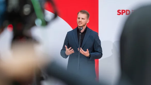 Klüssendorf soll ab sofort mit seiner Arbeit beginnen. - © Christophe Gateau/dpa