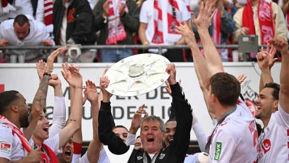 Friedhelm Funkel baut seinen Rekord als Aufstiegstrainer aus - © Federico Gambarini/dpa