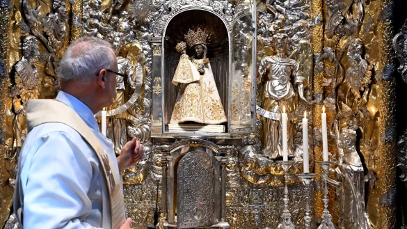 An die 30 Gew&auml;nder hat die Schwarze Madonna, passend zum jeweiligen liturgischen Fest. Zu Ostern tr&auml;gt sie wei&szlig;. - &copy; Felix H&ouml;rhager/dpa