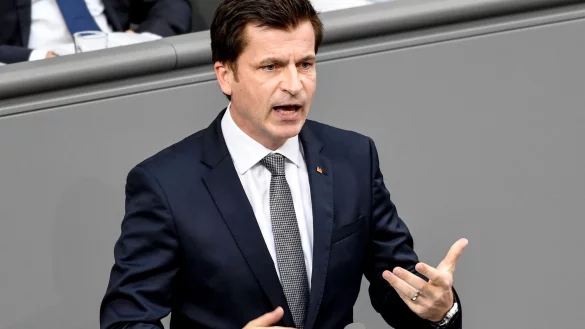 Kommunen-Spitzenvertreter Andr&eacute; Berghegger, hier noch als CDU-Bundestagsabgeordneter am Rednerpult. (Archivbild) - &copy; Britta Pedersen/dpa-Zentralbild/dpa