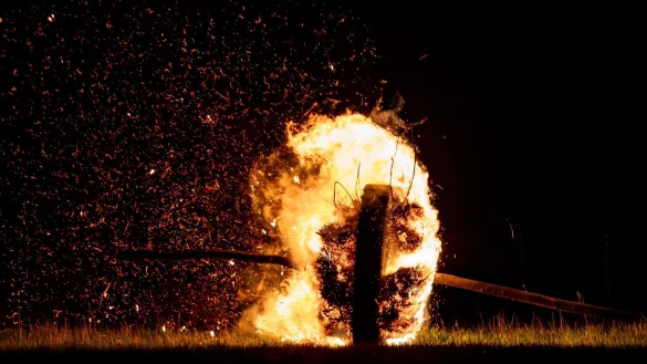 Ein sogenanntes Osterrad l&auml;uft, hier im vergangenen Jahr, brennend einen H&uuml;gel herunter und zieht eine Feuerspur hinter sich her. (Archivbild) - &copy; Christoph Reichwein/dpa