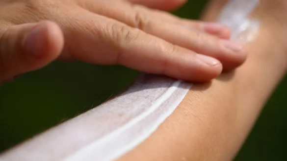 Ein guter Sonnenschutz ist gerade im Sommer wichtig. Doch Beh&ouml;rden hatten in Sonnencremes zuletzt gef&auml;hrliche Weichmacher entdeckt. (Symbolbild) - &copy; Robert Michael/dpa