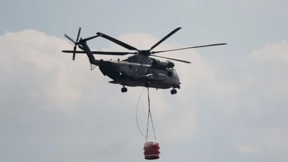 Auch ein L&ouml;schhubschrauber soll bei Tageslicht unterst&uuml;tzen, hie&szlig; es. - &copy; Sebastian Kahnert/dpa