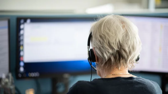 Eine Mitarbeiterin arbeitet in einer Telefonzentrale. (Archivbild) - &copy; Daniel Reinhardt/dpa