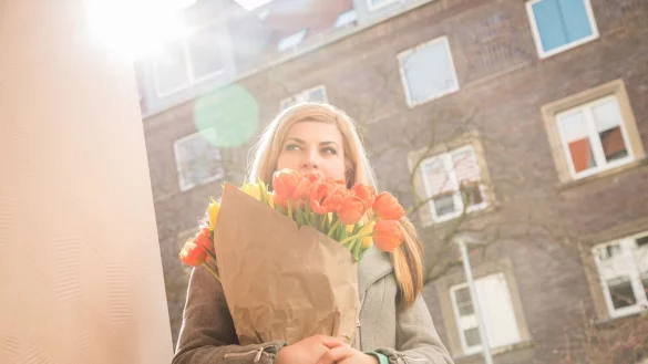 Ein schöner Tulpenstrauß kann ein Lächeln ins Gesicht zaubern - und bei Hautkontakt zu Ekzemen führen. - © Christin Klose/dpa-tmn