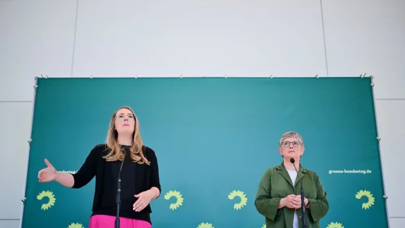 Das Bild der alltagsfernen Elite-Partei verfange, schreiben die Fraktionsvorsitzenden Katharina Dröge und Britta Haßelmann in einem internen Strategiepapier. - © Sebastian Gollnow/dpa