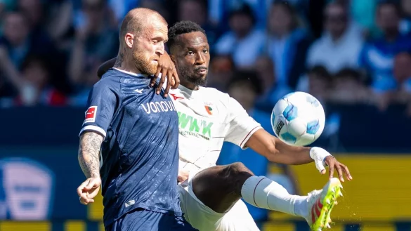 Bochum und Augsburg lieferten sich zahlreiche enge Zweikämpfe. - © David Inderlied/dpa