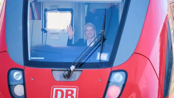 Die designierte neue Bahnchefin hat vor einigen Monaten selbst einen Lokf&uuml;hrerschein absolviert. - &copy; Annette Riedl/dpa