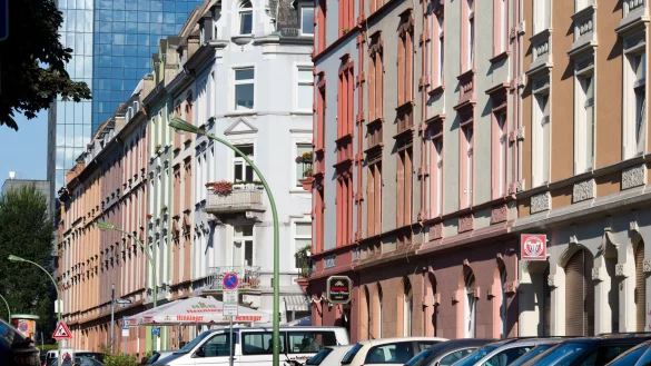 Die Mieten in Großstädten wie Frankfurt sind stark gestiegen und belasten Verbraucher. (Archivbild) - © Frank Rumpenhorst/dpa