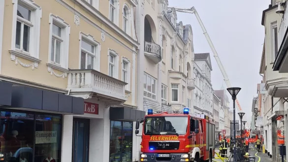 Ein Toter bei Brand in Mehrfamilienhaus in Bad Oeynhausen. - © Christian Müller/Cristian Müller/dpa