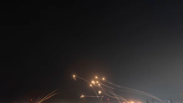 Erneut meldet Israels Militär Raketen- und Drohnenangriffe aus dem Iran. - © Ohad Zwigenberg/AP/dpa