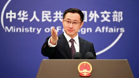 Chinas Außenamtssprecher wollte keine Details der Vereinbarung mit den USA nennen. - © Johannes Neudecker/dpa