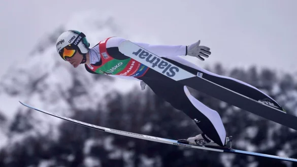 Domen Prevc hat einen Weltrekord aufgestellt. - © Darko Bandic/AP/dpa