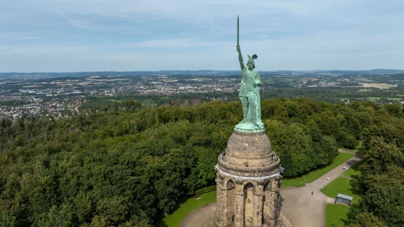 Blick per Drohne auf das Hermannsdenkmal, Deutschlands gr&ouml;&szlig;te Statue, in den H&ouml;hen des Teutoburger Waldes - &copy; Friso Gentsch/dpa