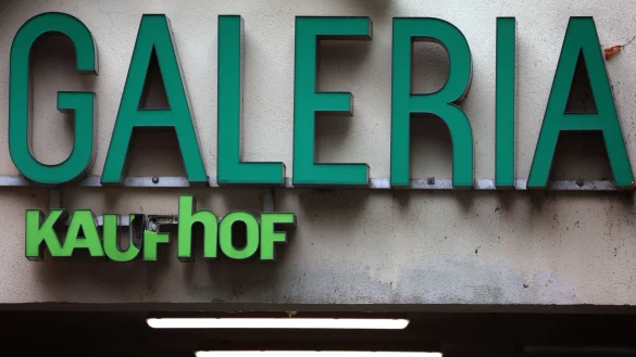 An einigen Galeria-Filialen, wie hier in W&uuml;rzburg, h&auml;ngt noch ein Kaufhof-Schriftzug. - &copy; Karl-Josef Hildenbrand/dpa