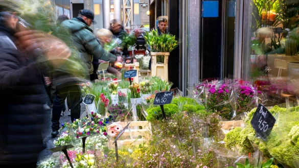 Zum Tag der Liebe werden gern Blumen überreicht. (Archivbild) - © Sina Schuldt/dpa