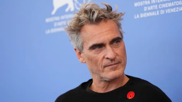 Joaquin Phoenix vor der Pressekonferenz des Films mit einem «Artists4Ceasefire»-Anstecker. - © Scott A Garfitt/Invision/AP/dpa