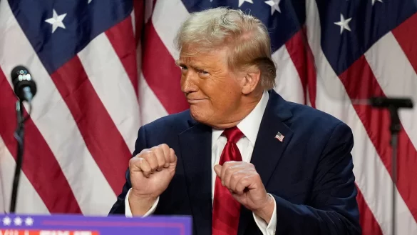 Trump tanzt bei seiner Wahlparty in Mar-a-Lago am 6. November 2024. (Archivbild) - © Alex Brandon/AP