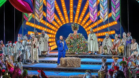 Michael Spyres gewinnt als Stolzing nicht nur seine Eva, sondern auch das Bayreuther Publikum. &Uuml;ber ihm - auf dem Handout-Bild abgeschnitten - fliegt eine bunte Kuh. - &copy; Enrico Nawrath/Bayreuther Festspiele/dpa