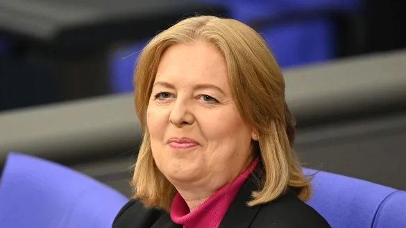 Der Beamtenbund ist strikt gegen die Forderung der neuen Ministerin. (Archivbild) - © Anna Ross/dpa