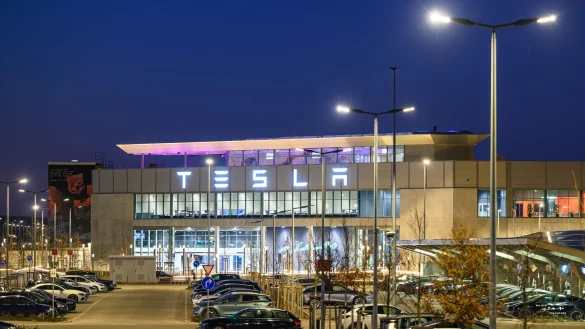 Das Tesla-Werk in Grünheide bei Berlin wird drei Jahre alt. Der Absatz in Deutschland sinkt, Tesla ist dennoch zuversichtlich (Archivbild). - © Patrick Pleul/dpa