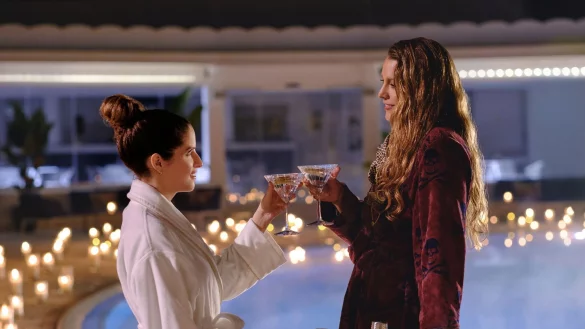 Stephanie und Emily treffen bei einer mörderischen Hochzeit wieder aufeinander. - © Lorenzo Sisti/Prime Video/dpa