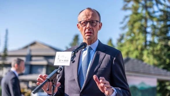 Kanzler Friedrich Merz hofft auf einen Deal für die deutsche Autoindustrie. - © Michael Kappeler/dpa-Pool/dpa