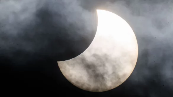 Bei einer partiellen Sonnenfinsternis wird nur ein Teil der Sonne vom Mond verdeckt. (Archivbild) - &copy; Julian Stratenschulte/dpa