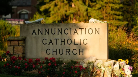 Trauer nach den tödlichen Schüssen auf Kinder. - © Abbie Parr/AP/dpa