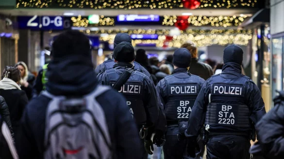 Bundespolizisten sind in der Silvesternacht in Mönchengladbach mit Feuerwerkskörpern beschossen worden. (Symbolbild) - © Christoph Reichwein/dpa