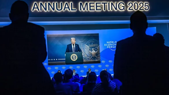 Drei Tage nach seinem Amtsantritt ließ sich Trump beim Weltwirtschaftsforum zuschalten. - © Michael Buholzer/KEYSTONE/dpa