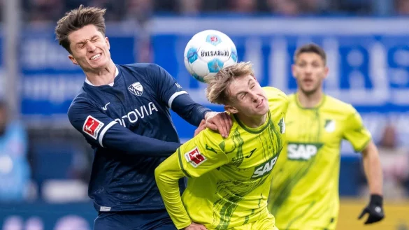 Von Beginn an zeigte sich zwischen Bochum und Hoffenheim eine umkämpfte Partie. - © David Inderlied/dpa