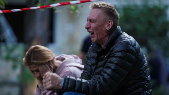 In Kiew wurden mindestens 14 Menschen durch den russischen Angriff getötet. - © Evgeniy Maloletka/AP/dpa