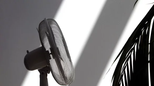 Ein Ventilator verschafft zumindest ein bisschen frische Luft bei Hitze. - © Karl-Josef Hildenbrand/dpa/dpa-tmn