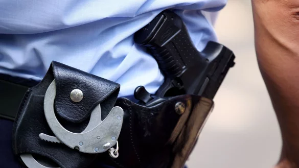 Die Polizei nahm einen Tatverd&auml;chtigen fest. Er hatte Schnittverletzungen an den H&auml;nden. (Symbolbild) - &copy; Oliver Berg/dpa