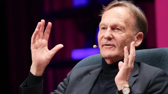 Hans-Joachim Watzke l&auml;sst die neue sportliche F&uuml;hrung beim BVB in Ruhe arbeiten. - &copy; Christian Charisius/dpa