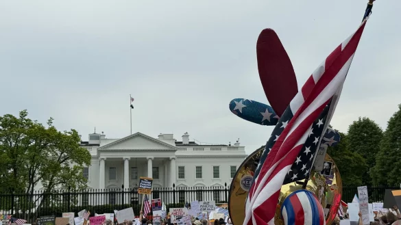 Hunderte demonstrieren vor dem Weißen Haus - © Thomas Müller/dpa