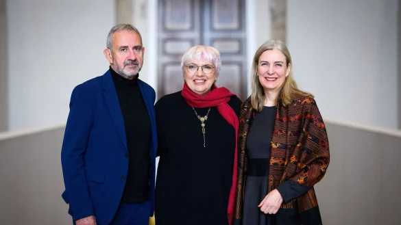Kulturstaatsministerin Claudia Roth, der scheidende SPK-Präsident Hermann Parzinger und die designierte SPK-Präsidentin Marion Ackermann sind erleichtert über den Beschluss der Reform. - © Bernd von Jutrczenka/dpa